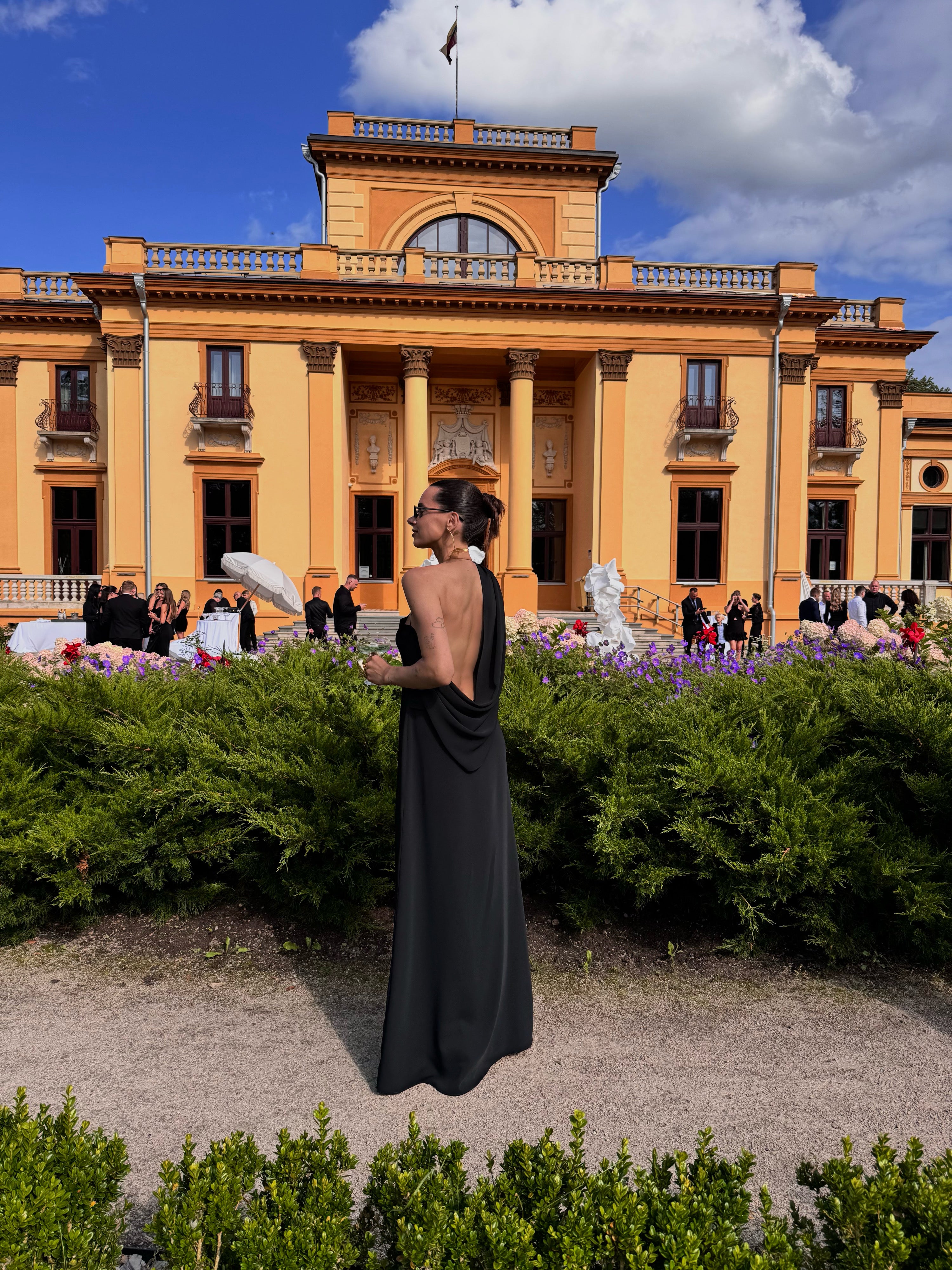 Elysia dress in black