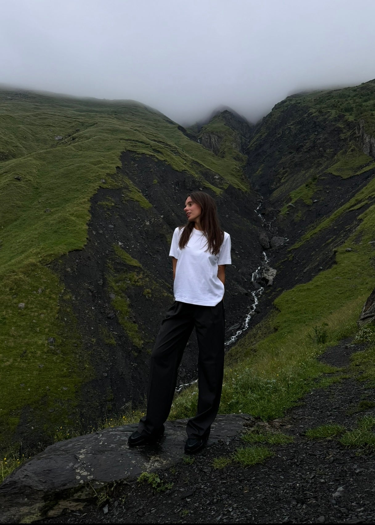 klasikinės, pilkos kelnės. pilnas vaizdas