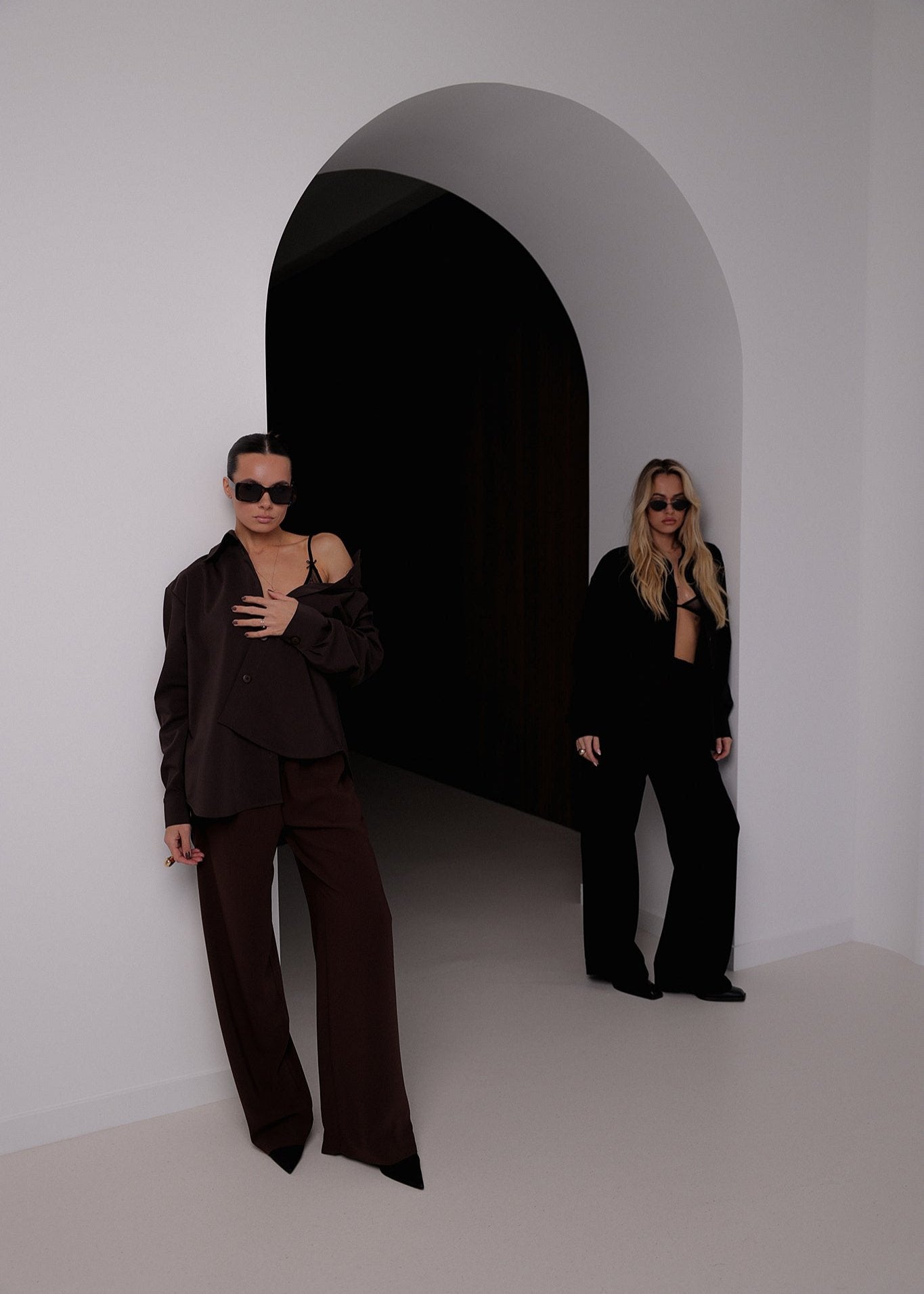 brown leisure trousers, full length, leisure style