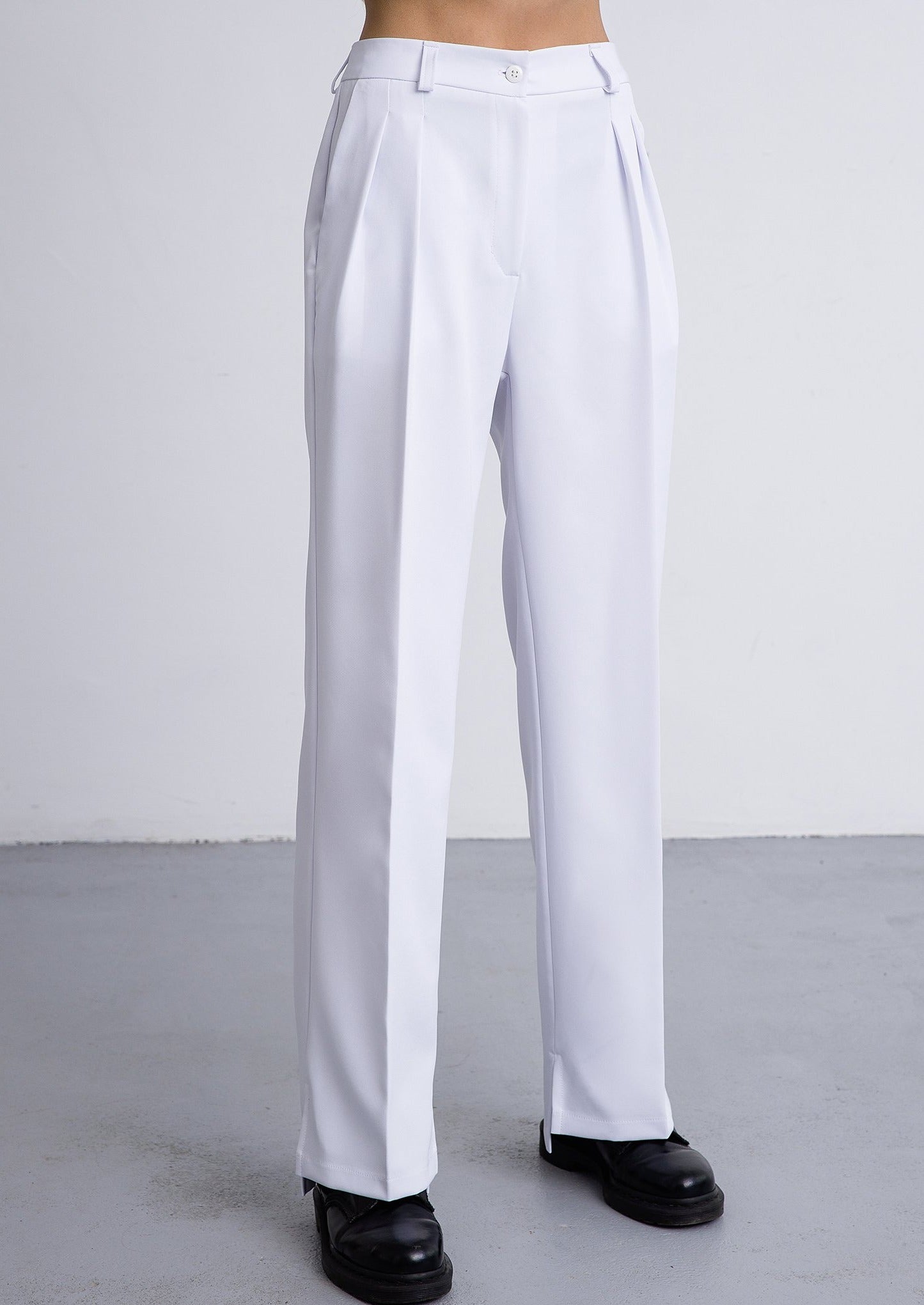 Wide trousers in snow white