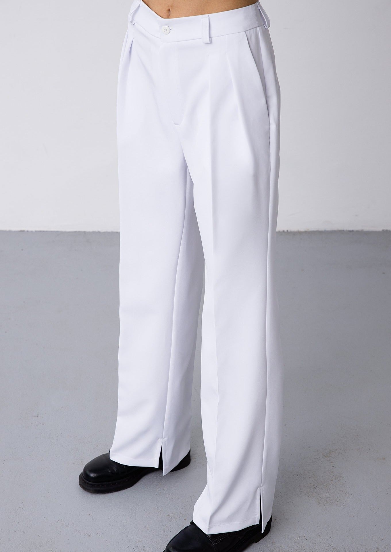 Wide trousers in snow white