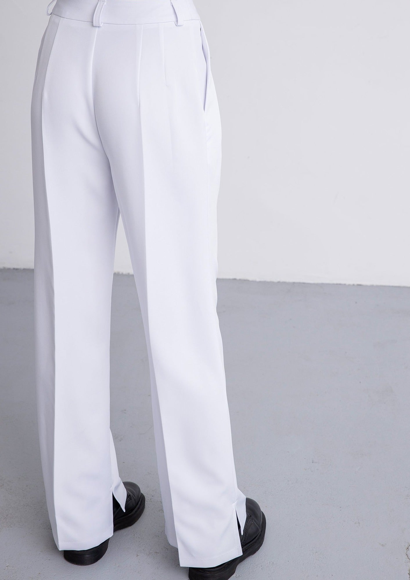 Wide trousers in snow white
