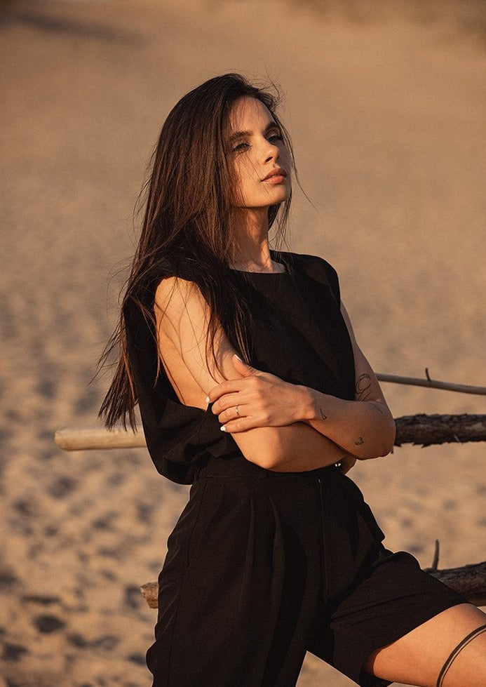 Shoulder padded t-shirt in black